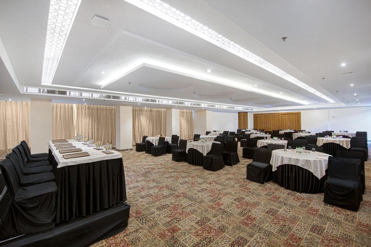 Отель Sarovar Portico , Индаур Экстерьер фото